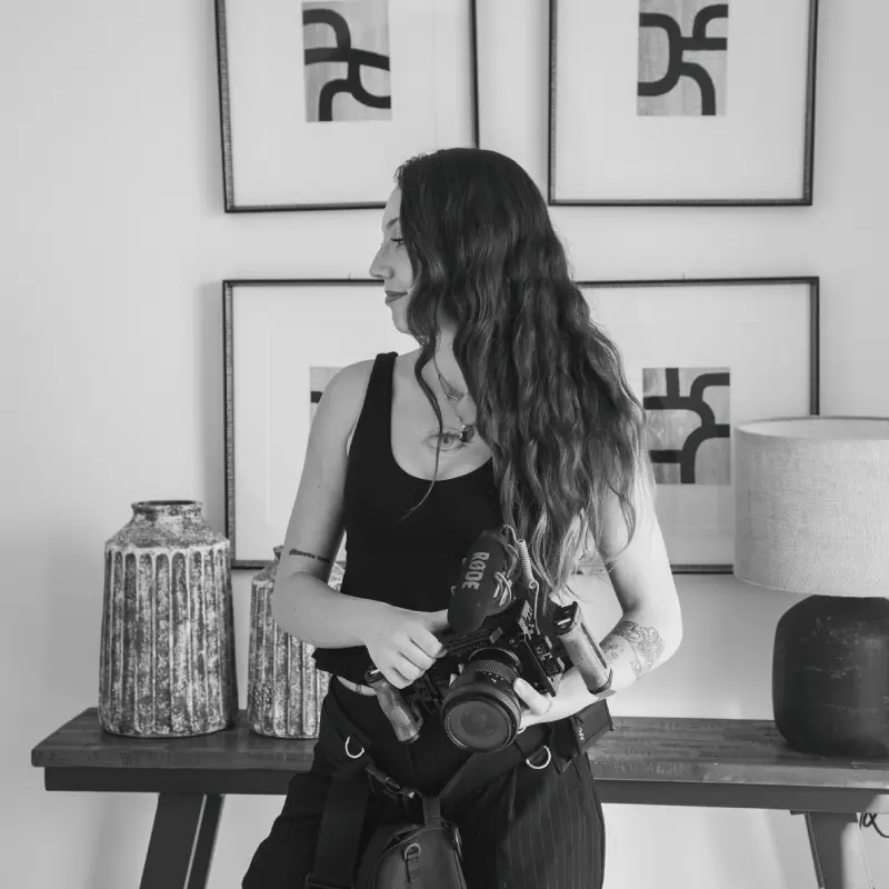 Lucía Gallego con cámara de video en su casa en Cádiz